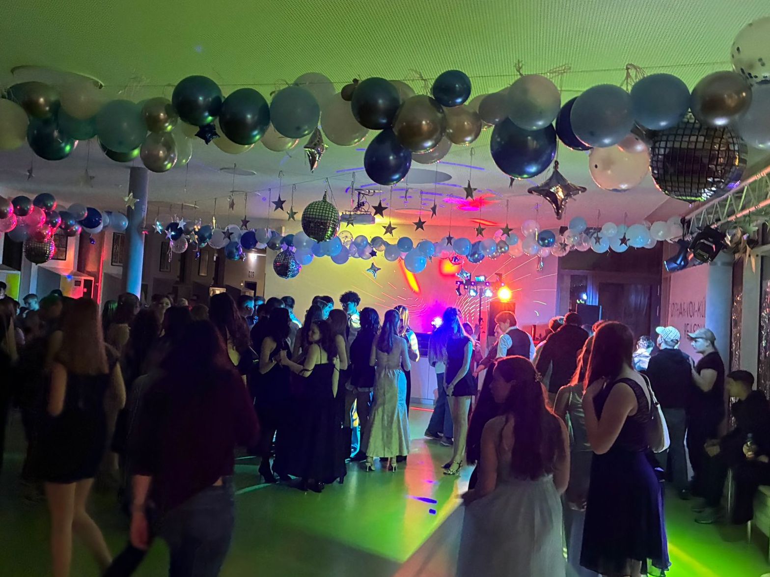 PromNight 2026 an der LvK-RS: Schüler tanzen "...under the stars" im Foyer der toll geschmückten Realschule