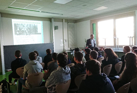 Dr. Abraham referiert vor Schüler*innen der LvK-Realschule
