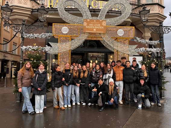 Klassenbild der 9a im Schuljahr 2024/25: "We love Baden-Baden"