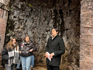 Auf dem historischen Stadtrundgang zeigt Herr Boos der 9a unter anderem die Baden-Badener Fettquelle