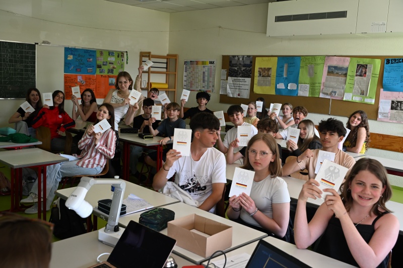 Klasse8 mit dem Grundgesetz