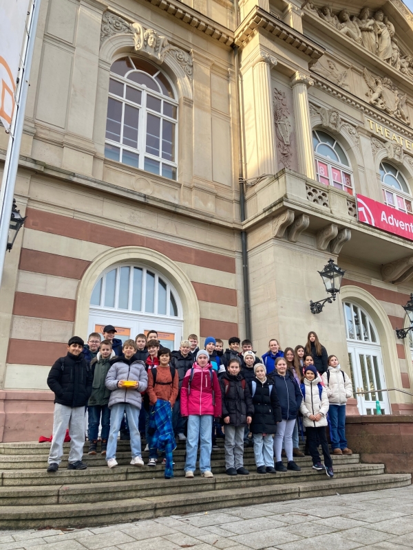 Klasse 5b vor dem Theater