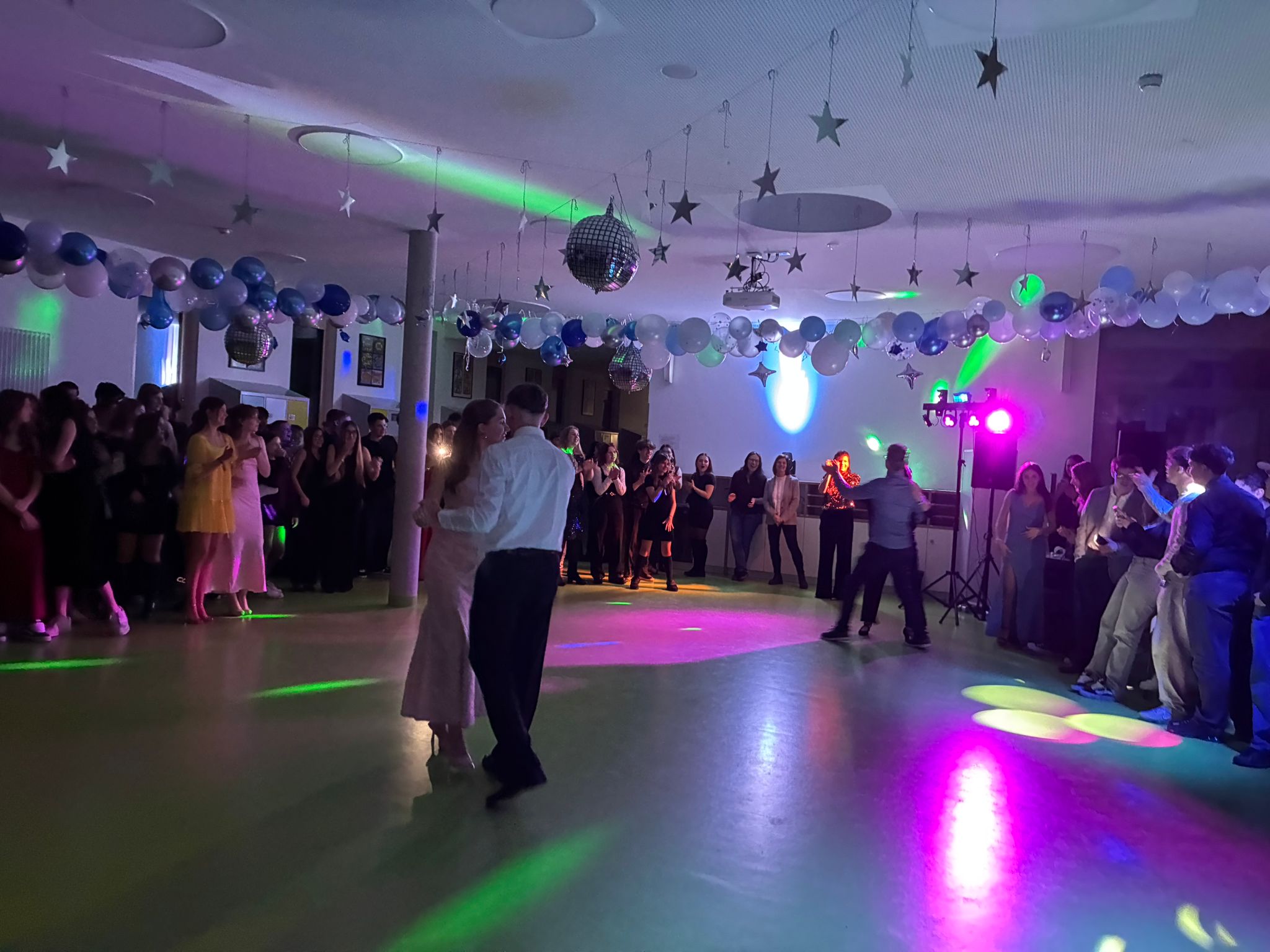 Auf der Suche nach Prom-Queen & -King musste ein flotter Diskofox auf die Tanzfläche gelegt werden.