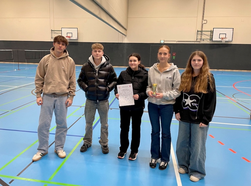 Siegermannschft mit Pokal und Urkunde