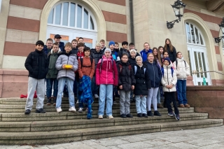 Klasse 5b vor dem Theater